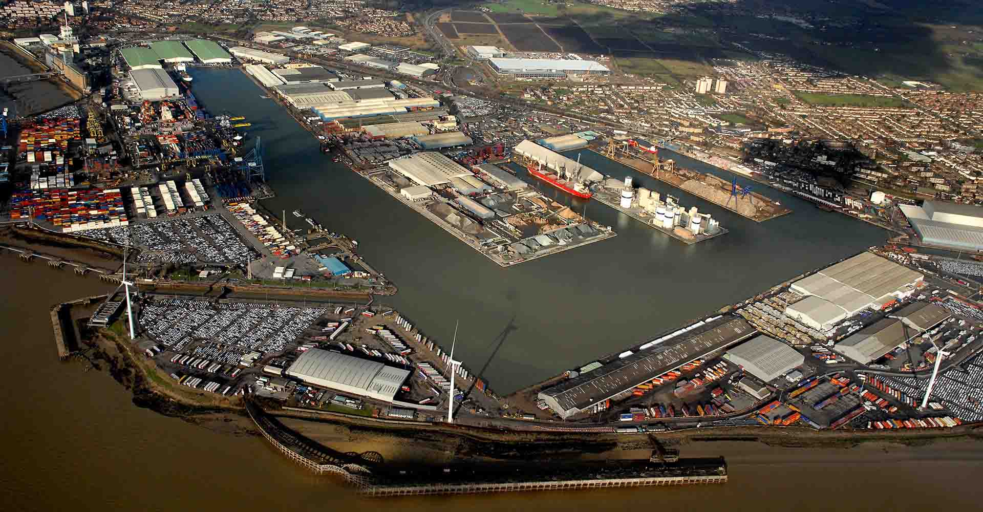 As a closed port, London Port is equipped with locks to maintain stable water levels