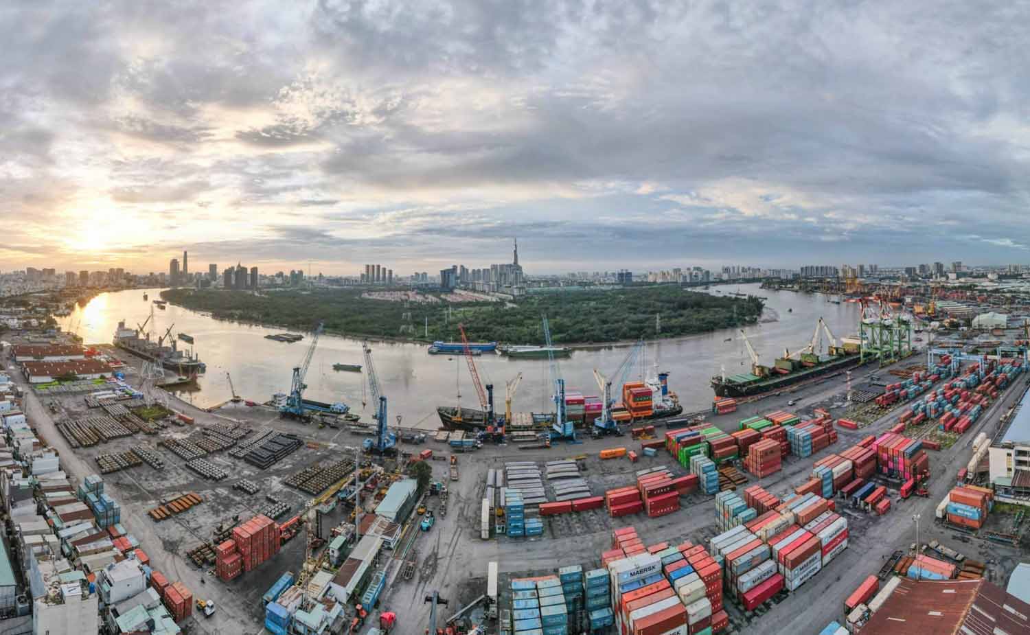 Puerto de Ciudad Ho Chi Minh. Envíos de China al Sudeste Asiático