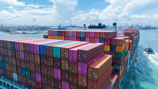Fully loaded container ship leaving a Chinese port for international destinations, symbolizing the beginning of shipping transit times from China.