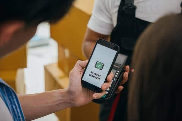 Digital payment confirmation during goods handover under CPT shipping terms.